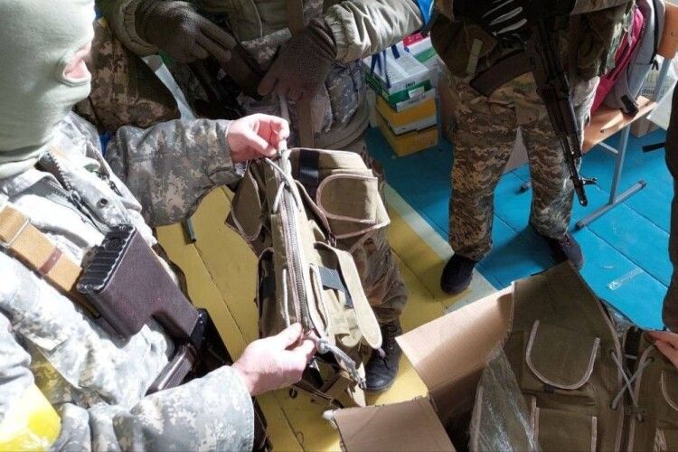 Швейна фабрика у Володимирі шиє розгрузки для військових