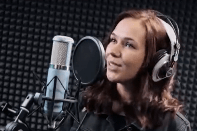 «Адну расію, каторую люблю»: росіянка переспівала хіт ротару й розлютила мережу (Відео)