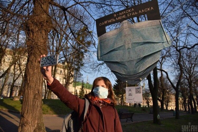 У центрі Львова встановили гігантську медичну маску