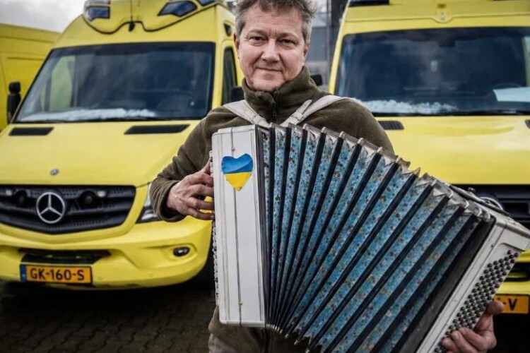 Баяніст назбирав для ЗСУ 3 мільйони євро та придбав  200 «швидких». Історія на вечір