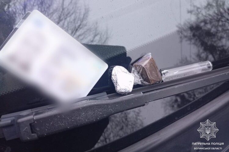 У Луцьку патрульні виявили у водія ймовірні наркотичні речовини