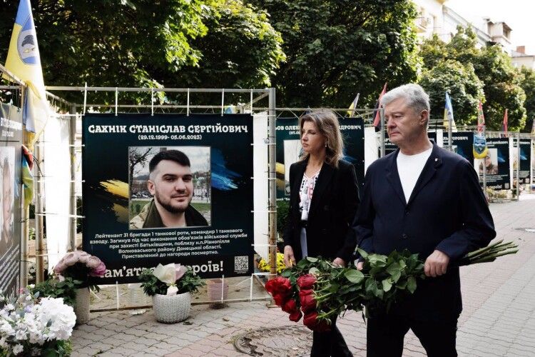 Порошенко у День памʼяті загиблих захисників: найкраща шана — сильна Україна, за яку вони воювали
