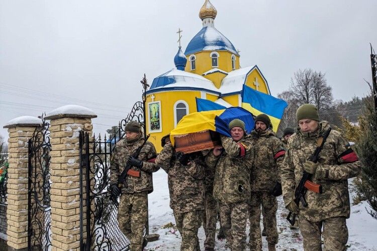 Провели в останню путь Героя з Волині, що повернувся на щиті через 8 місяців після загибелі (Фото)