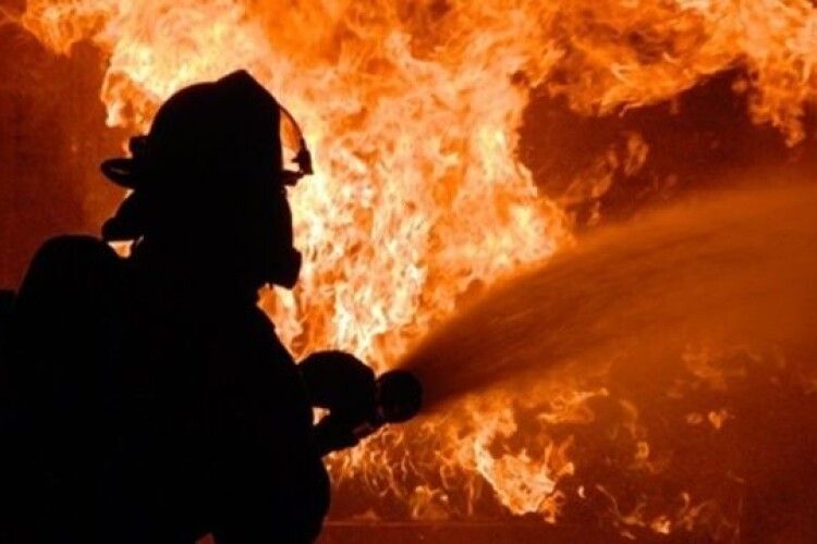 На росії знову палає: у Бєлгородській області загорівся резервуар із розчинником