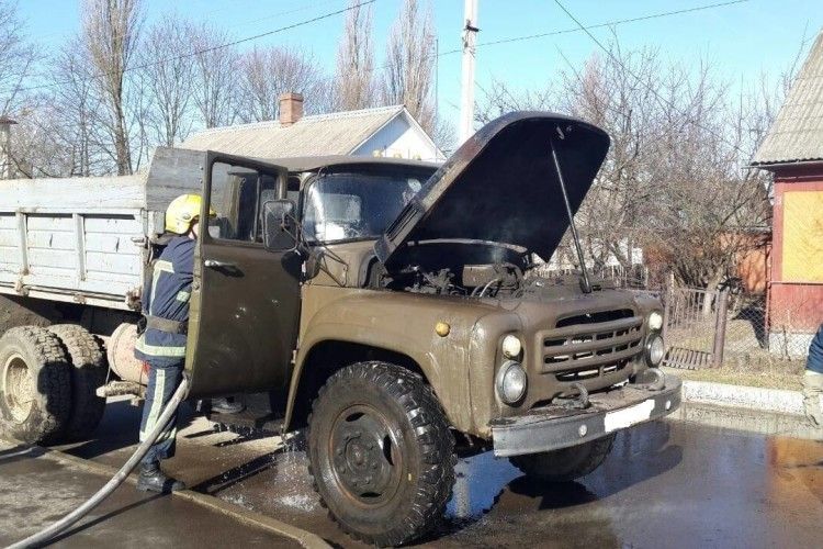 У Костополі на раритетний ЗІЛ напав червоний півень (фото)