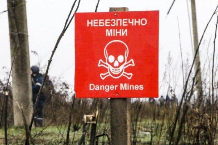 Біля Золотого-4 на міні підірвався автомобіль з українськими військовими: один військовослужбовець загинув на місці…