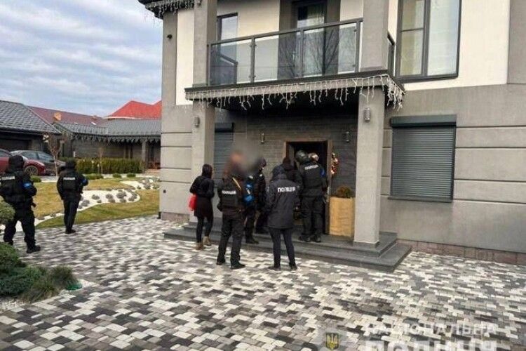 Сім квартир, машини і 300 картин: арештували майно дружини Медведчука