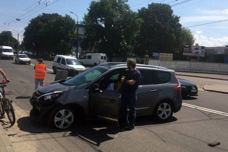  У Луцьку водія автівки, яка через аварію стала на дах, забрали в лікарню