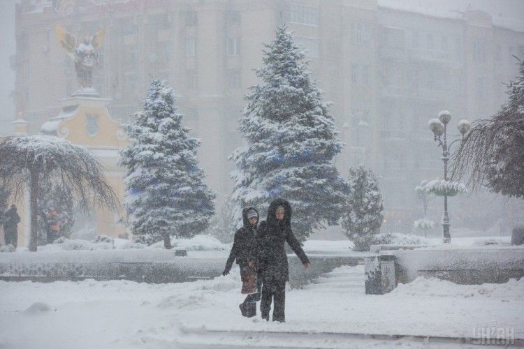 Київ накрив снігопад – у столиці транспортний колапс