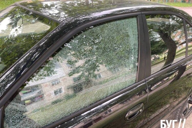 Водій викликав поліцію: у місті на Волині косарі розбили скло в автівці
