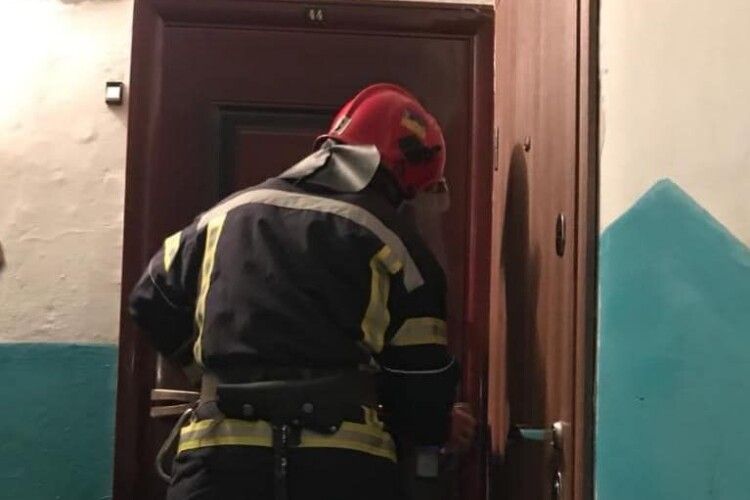 У Рівному за дверима зачиненої квартири знайшли тіло жінки