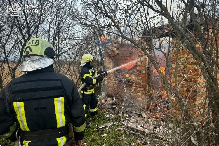 На Волині рятувальники боролися з трьома пожежами