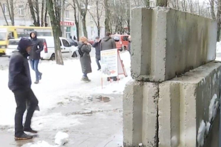 Бетонними блоками перекрили вхід у наливайку