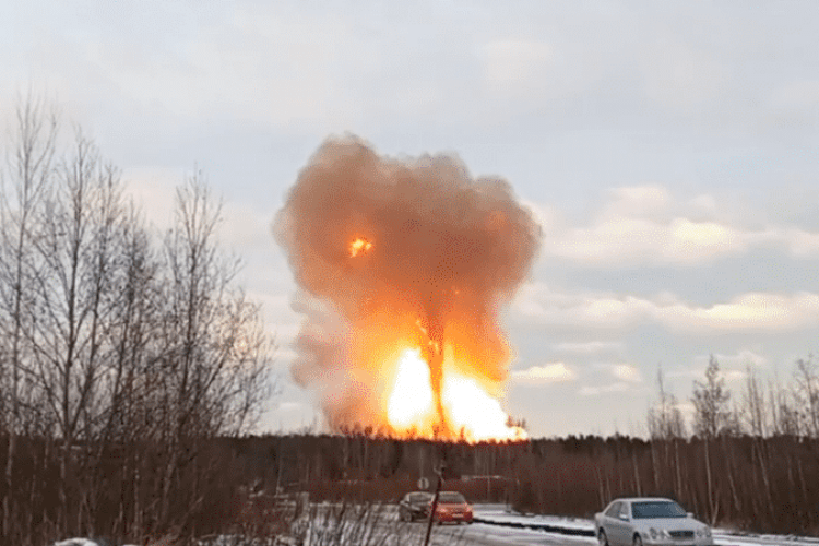 В росії біля Санкт-Петербурга стався потужний вибух, палає газопровід (Відео)
