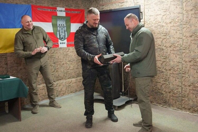 За що керівник Буковини отримав від волинської бригади ніж