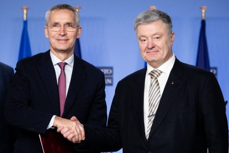 Порошенко під час зустрічі з Генсеком НАТО закликав пришвидшити розгляд заявки України на членство в Альянсі