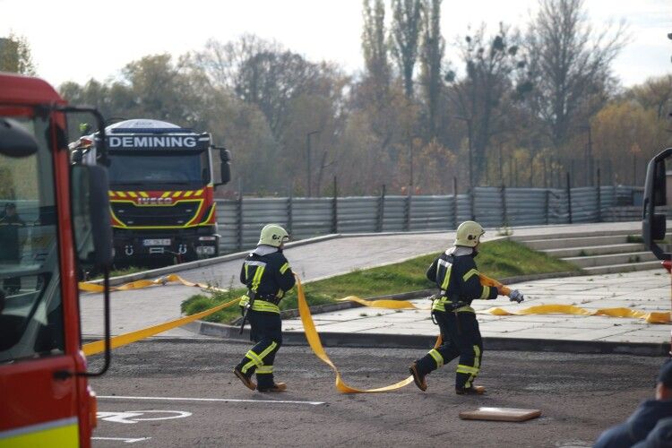 У Луцьку рятувальники відточували свої навички з ліквідації пожеж та надання допомоги людям в умовах надзвичайних ситуацій (Фото)
