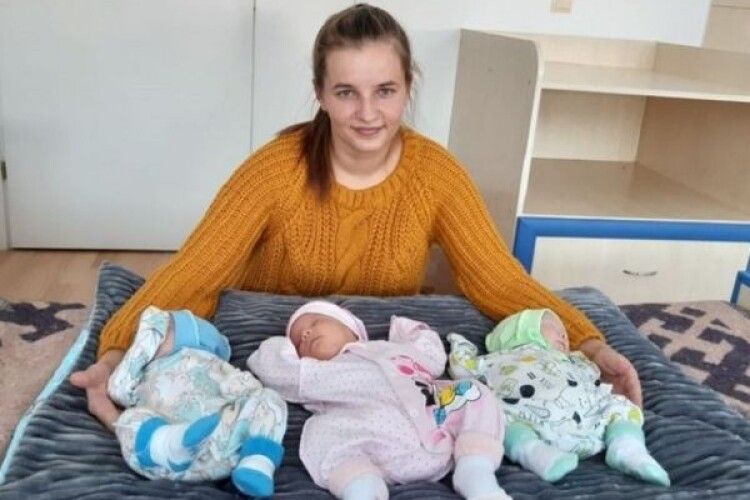 21-річна мама з Рівненщини привезла додому троє малят після тривалого лікування в перинатальному центрі (Фото)