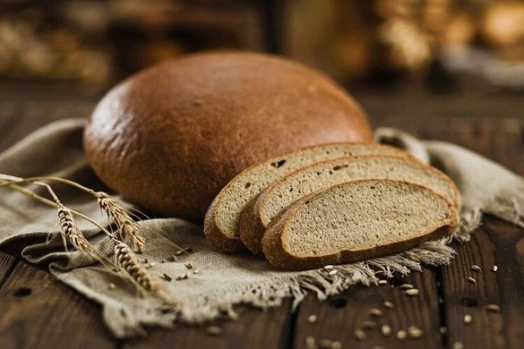 Наступного року українці нарізатимуть хліб значно тоншими скибками