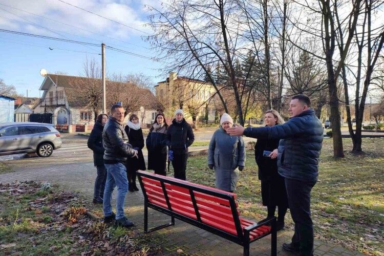 У Ківерцях встановили «Червону лавку», як символ протидії домашньому насильству