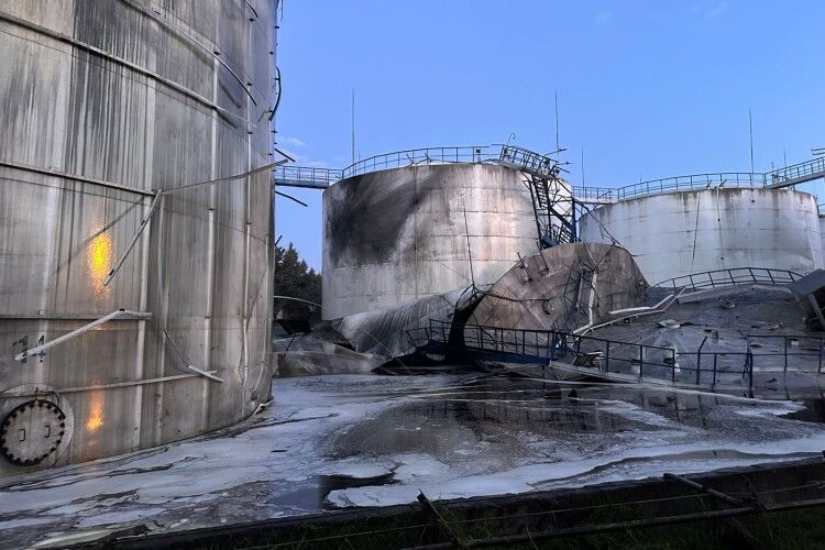 На Одещині після ворожого удару по порту 6 тисяч тонн олії опинилися у воді