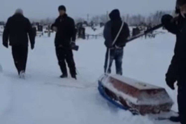 Такого дикунства не заслуговують ні мертві, ні живі: похорон у Росії вразив мережу (Відео) 