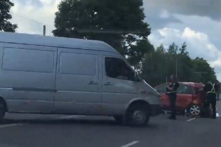 Біля Луцька сталася ДТП: авто від удару відкинуло на зустрічну смугу
