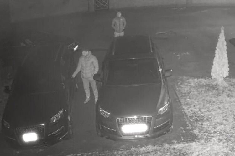 У селі біля Луцька з двору вкрали Audi Q7: обличчя крадіїв зафіксували камери 