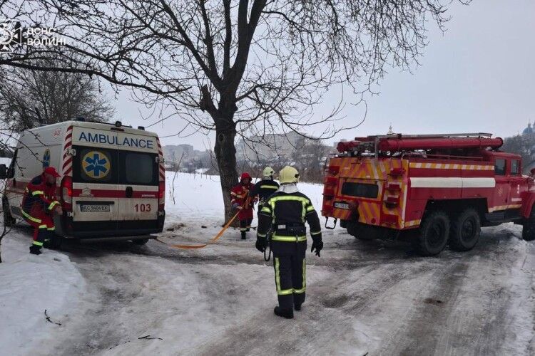 У місті на Волині машина швидкої допомоги... застрягла в снігу 