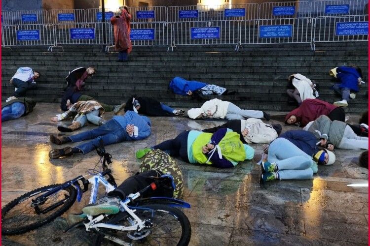 Буча-Тбілісі: десятки людей зі зв'язаними руками лягли біля сходів до парламенту Грузії