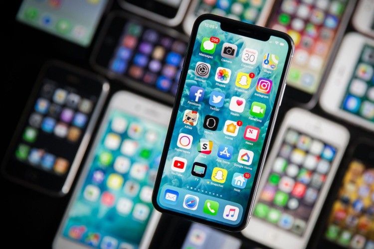 Українка приховала під спідницею майже 50 телефонів IPHONE