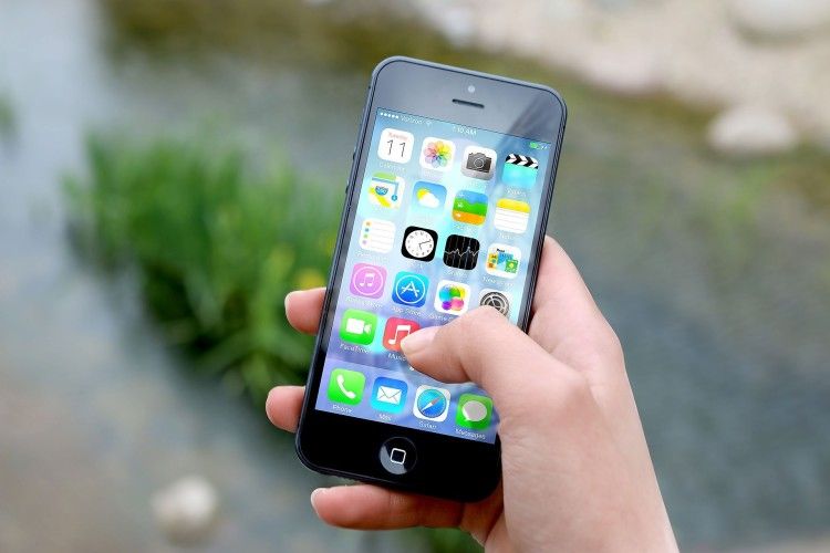 На Apple подали в суд, бо вони сповільнюють роботу своїх старих телефонів