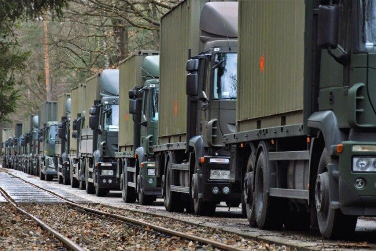 До України з Польщі прибула колона вантажівок з боєприпасами