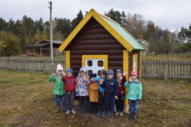 У Будках лісівники побудували дитячий майданчик
