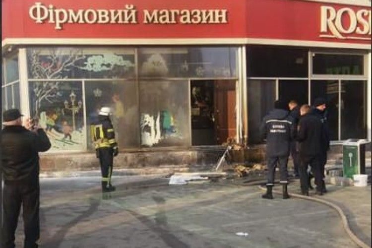 У Києві посеред білого дня згорів магазин «Roshen»