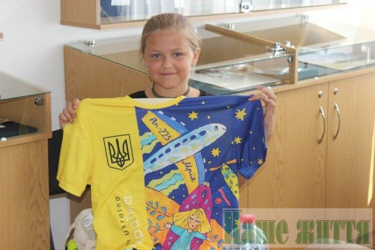 Авторка марки «Українська мрія» Софійка з Любомля тепер роздає автографи філателістам (Фото)