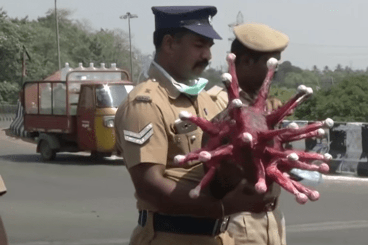 ﻿Індійський дорожній патруль за допомогою «коронашолому» переконує водіїв сидіти вдома. Відео 