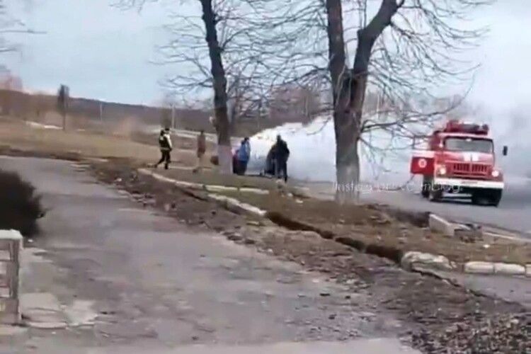 На Волині на дорозі загорілася автівка (Відео) 
