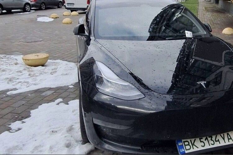 У Луцьку зухвалий водій облаштував собі «власну» парковку