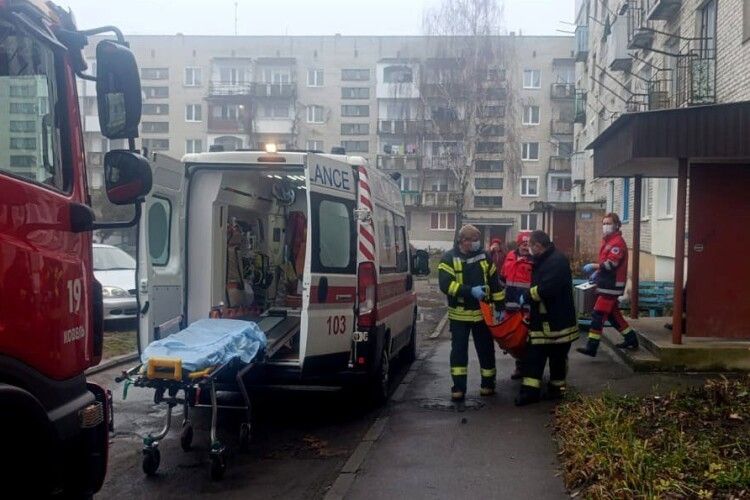 Рятувальники Волині відкрили заблоковані двері для допомоги хворому