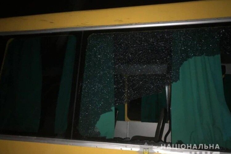 На Рівненщині колода з вантажівки влетіла в маршрутку, де перебувало 20 пасажирів (Фото)