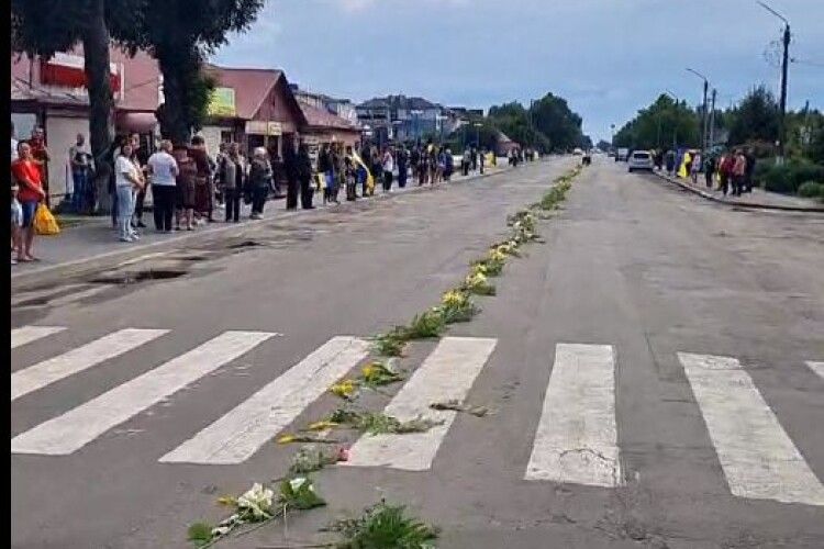 Волинь зустріла загиблих Героїв встеленою квітами дорогою (Відео)