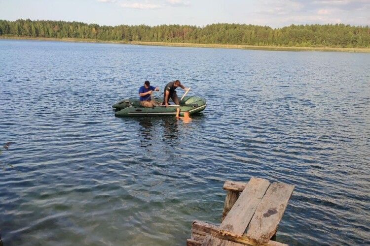 На Рівненщині з озера дістали тіло молодого чоловіка (Фото)