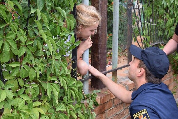 У Миколаєві рятували дівчинку, яка застрягла в металевому паркані