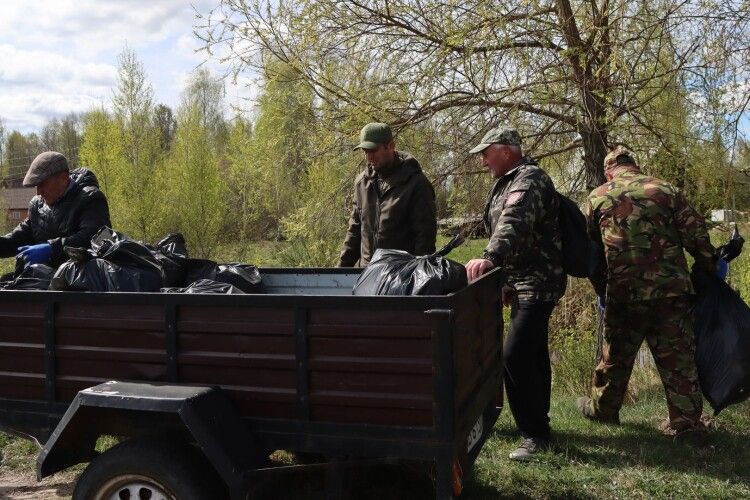 У нацпарку на Волині зібрали десятки мішків сміття після «відпочивальників» (Фото)