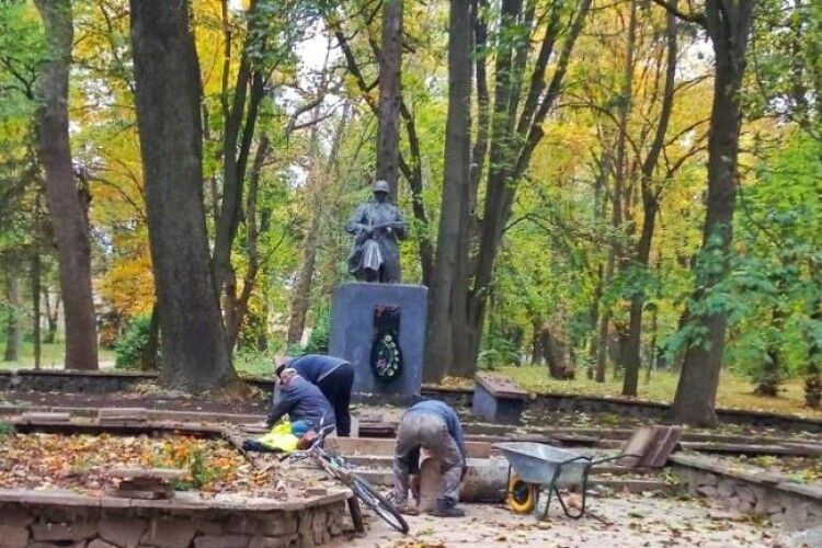 Краєзнавця обурив ремонт біля пам’ятника енкаведистам на Рівненщині 