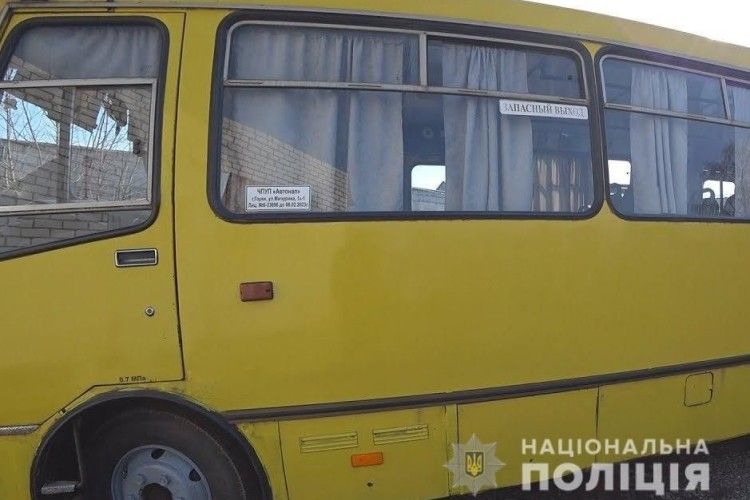 На Київщині під час крутого повороту з маршрутки випала 15-річна дівчина