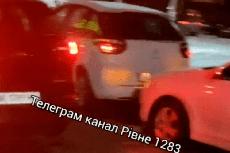 У Рівному біля супермаркету в аварію потрапили одразу три автівки (Фото)