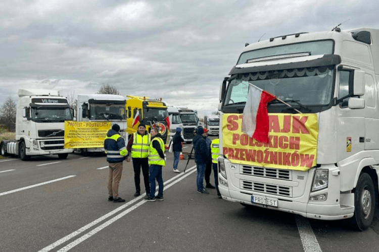Ситуація на Волинській митниці: жодна українська вантажівка не виїхала до Польщі