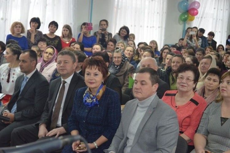 На Рівненщині майже півтисячі випускниць однієї школи стали матерями-героїнями